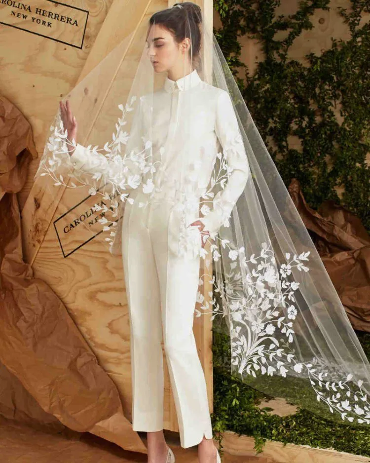 Di Saat Ingin Jadi Anggun di Hari Pernikahan, Para Desainer Malah Ciptakan Baju Pengantin Bercelana 36