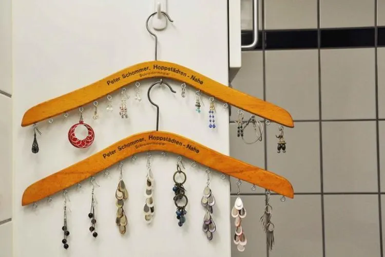 Demi Kamar dan Ruangan yang Lebih Rapi, 9 Ide Memanfaatkan Hanger Ini Layak Kamu Coba 14