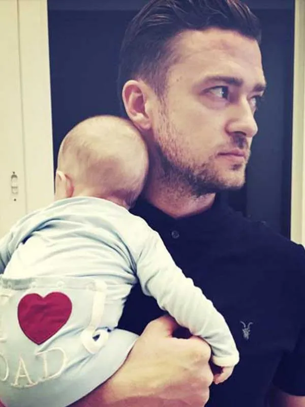 13 Foto Ini Buktikan Bahwa Cowok yang Menggendong Bayi Terlihat Lebih Tampan 14