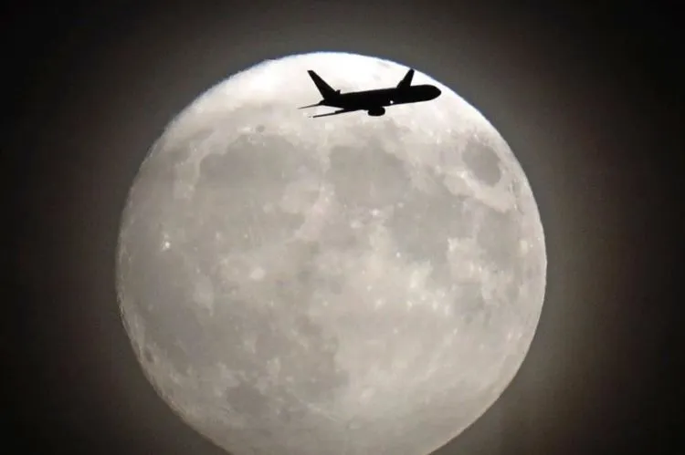 21 Foto Supermoon yang Menunjukan Keagungan Tuhan yang Maha Perkasa, Epik Kayak di Film-Film Fantasi 24