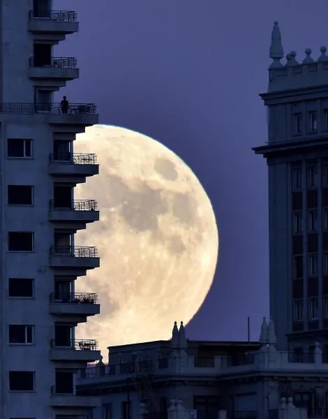 21 Foto Supermoon yang Menunjukan Keagungan Tuhan yang Maha Perkasa, Epik Kayak di Film-Film Fantasi 24