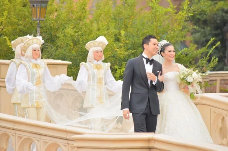 Inilah 20 Foto Resepsi Epik Sandra Dewi dan Pangerannya di Disneyland, Laksana Negeri Dongeng! 30