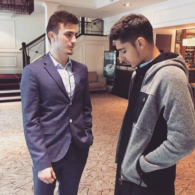 10 Gaya Fatih Seferagic, Hafiz Ganteng yang Bisa Buktikan Stylish dan Saleh Bisa Jalan Bareng 19