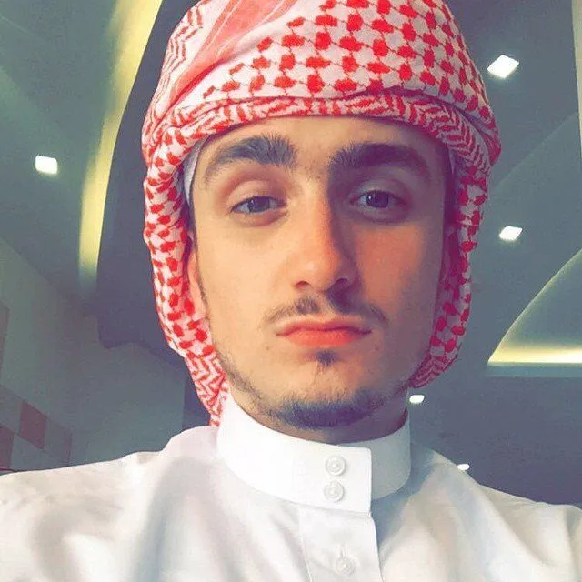 10 Gaya Fatih Seferagic, Hafiz Ganteng yang Bisa Buktikan Stylish dan Saleh Bisa Jalan Bareng 20