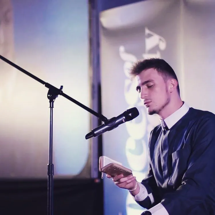 10 Gaya Fatih Seferagic, Hafiz Ganteng yang Bisa Buktikan Stylish dan Saleh Bisa Jalan Bareng 13