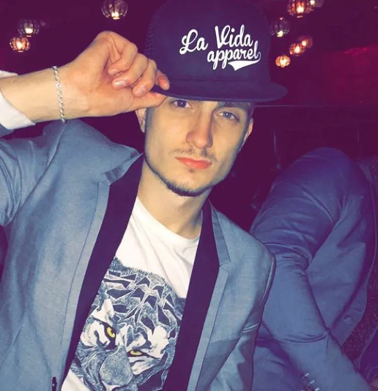10 Gaya Fatih Seferagic, Hafiz Ganteng yang Bisa Buktikan Stylish dan Saleh Bisa Jalan Bareng 18