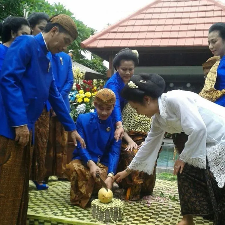 6 Prosesi Unik Tujuh Bulanan atau Mitoni, Ibu Hamil Orang Jawa Mana Suaranya? 12 mitoni mecah kelapa