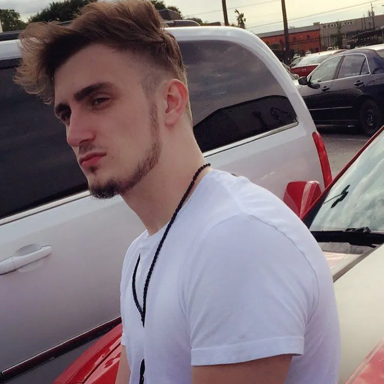 10 Gaya Fatih Seferagic, Hafiz Ganteng yang Bisa Buktikan Stylish dan Saleh Bisa Jalan Bareng 11