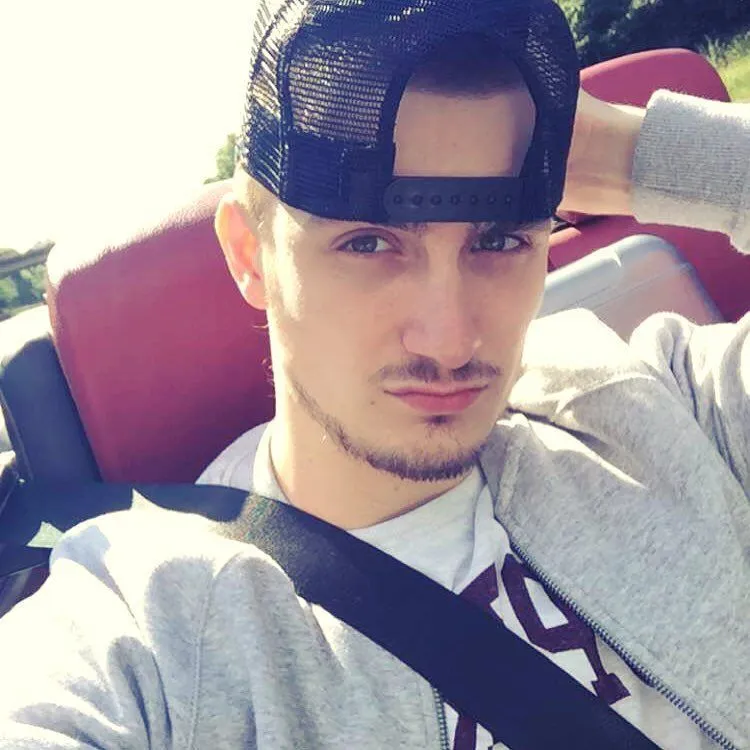 10 Gaya Fatih Seferagic, Hafiz Ganteng yang Bisa Buktikan Stylish dan Saleh Bisa Jalan Bareng 15