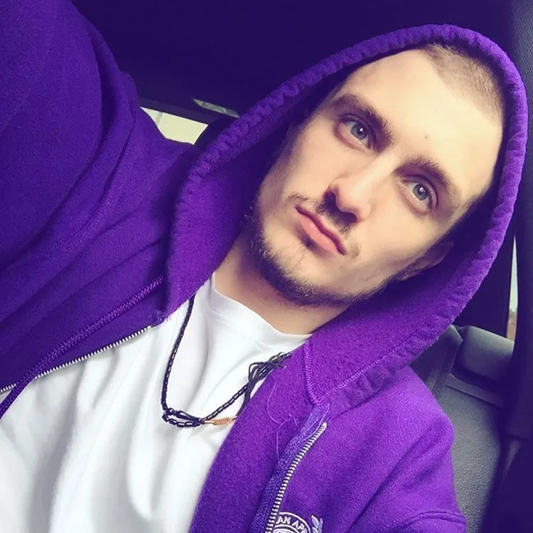 10 Gaya Fatih Seferagic, Hafiz Ganteng yang Bisa Buktikan Stylish dan Saleh Bisa Jalan Bareng 16