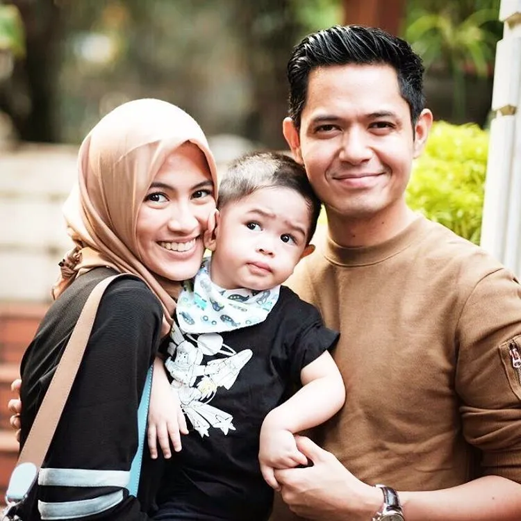 5 Aktor Ini Harusnya Dijadikan Panutan Para Cowok. Mereka Suami Impian Semua Cewek Indonesia 7