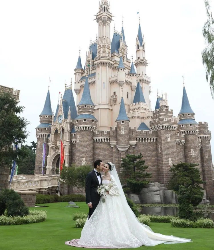 Inilah 20 Foto Resepsi Epik Sandra Dewi dan Pangerannya di Disneyland, Laksana Negeri Dongeng! 40