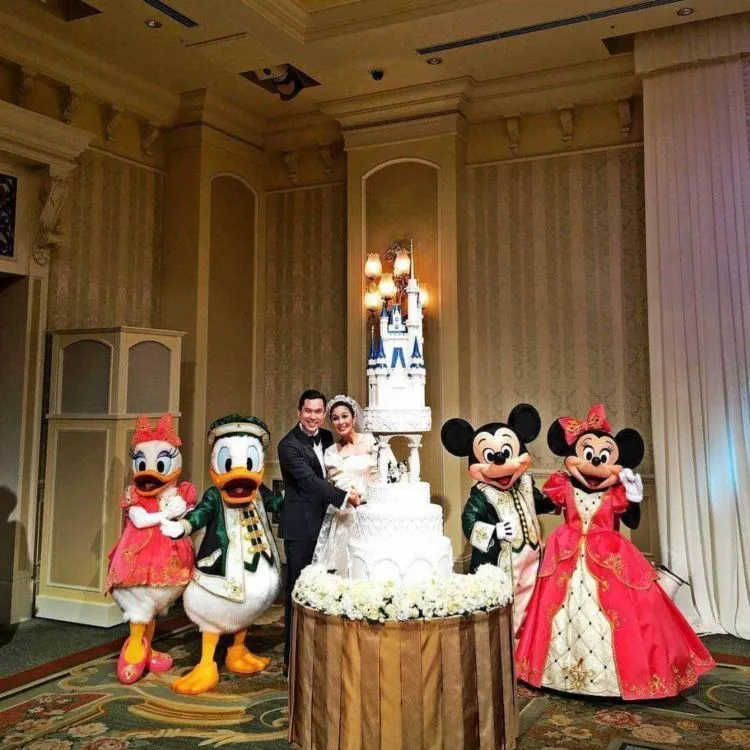 Inilah 20 Foto Resepsi Epik Sandra Dewi dan Pangerannya di Disneyland, Laksana Negeri Dongeng! 35