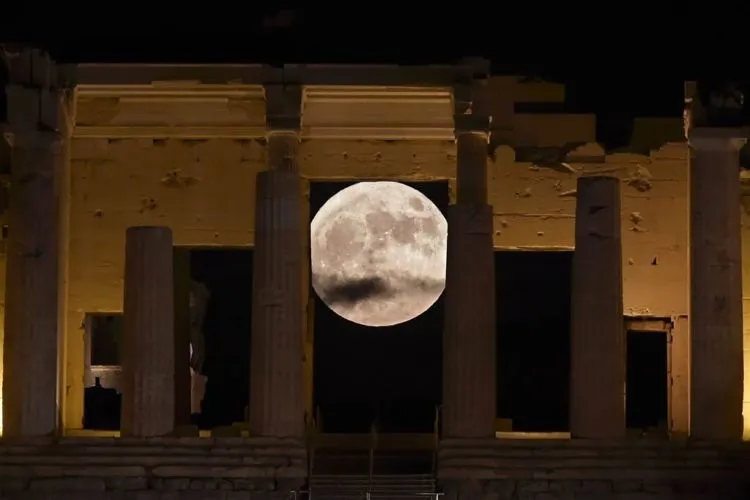 21 Foto Supermoon yang Menunjukan Keagungan Tuhan yang Maha Perkasa, Epik Kayak di Film-Film Fantasi 22