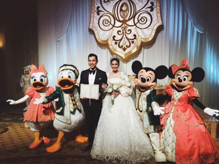 Inilah 20 Foto Resepsi Epik Sandra Dewi dan Pangerannya di Disneyland, Laksana Negeri Dongeng! 36