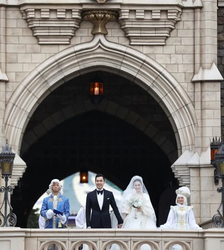 Inilah 20 Foto Resepsi Epik Sandra Dewi dan Pangerannya di Disneyland, Laksana Negeri Dongeng! 37