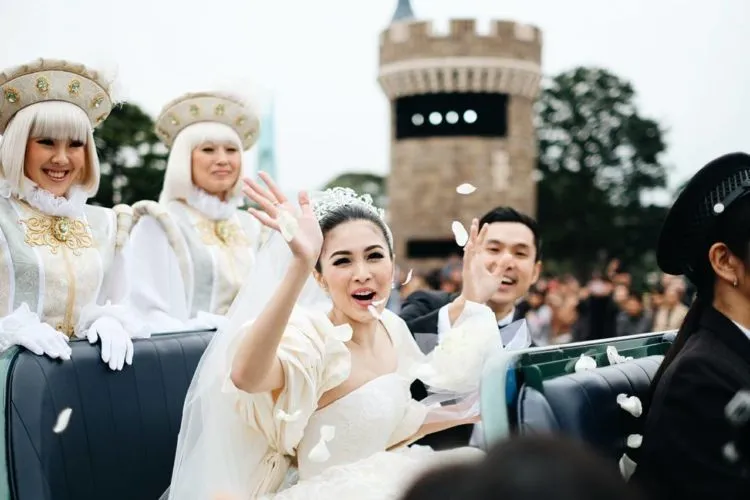 Inilah 20 Foto Resepsi Epik Sandra Dewi dan Pangerannya di Disneyland, Laksana Negeri Dongeng! 39