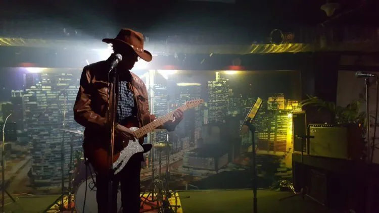 Review Singing In Graveyards: Kisah Rockstar yang Tak Pernah Menulis Lagu Cinta 5