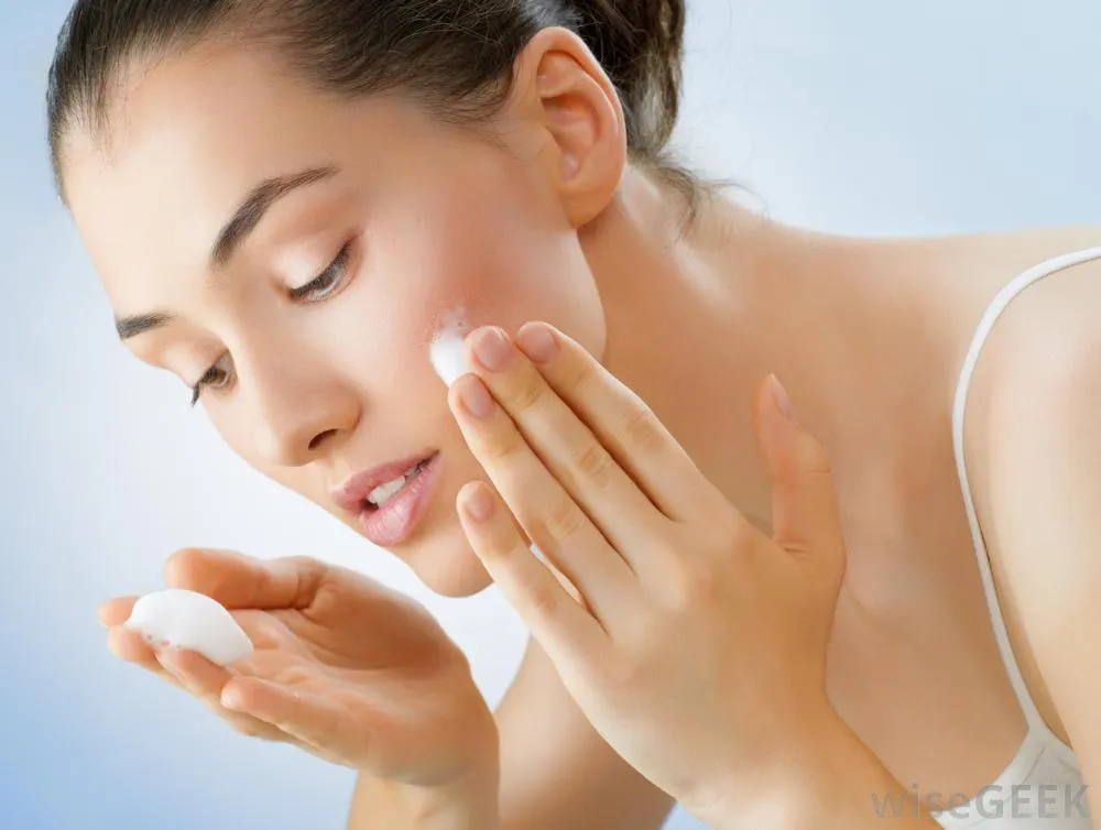 7 Produk Make Up Sederhana yang Harus Kamu Punya Kalau Mau Cantik Natural 10 pelembab jangan sampe lupa