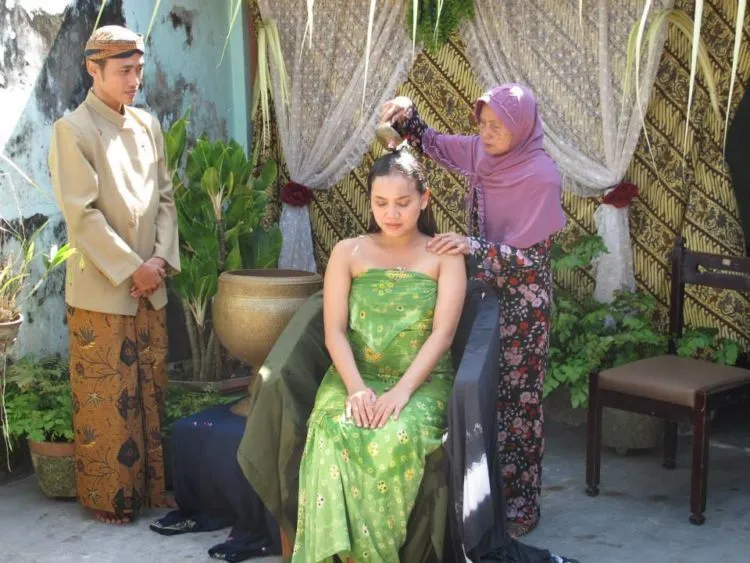 6 Prosesi Unik Tujuh Bulanan atau Mitoni, Ibu Hamil Orang Jawa Mana Suaranya? 9 siraman tujuh bulanan