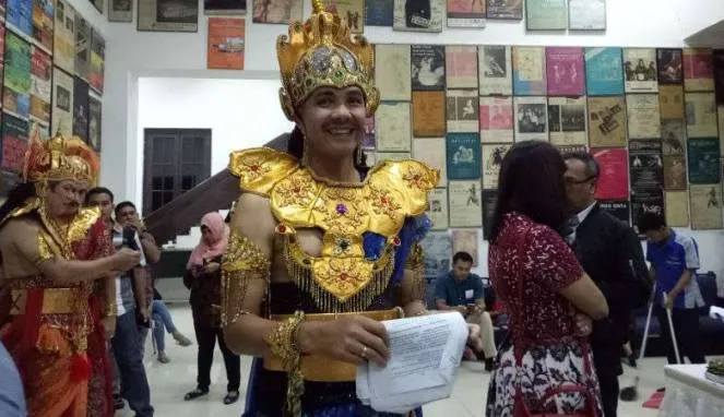 Kepergok Tidur Di Lantai Kereta Api. Intip Yuk, Gaya Kepemimpinan Ganjar Pranowo Yang Membumi! 11
