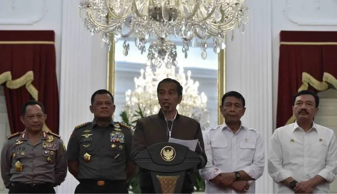 Netizen Gagal Fokus Setelah Jokowi Memakai Bomber Jaket Zara Seharga Sejutaan Ini 8