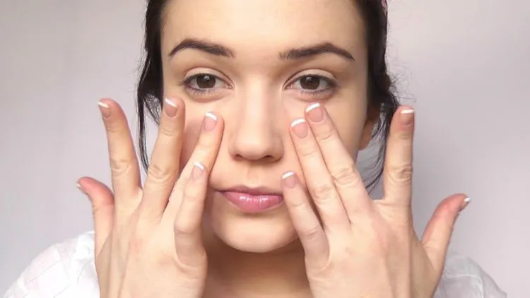 Ternyata, Aturan Dasar Selfie yang Bagus Ada di 7 Trik Make-Up Ini. No Edit, No Filter! 9