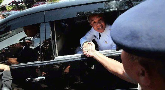 Kepergok Tidur Di Lantai Kereta Api. Intip Yuk, Gaya Kepemimpinan Ganjar Pranowo Yang Membumi! 8
