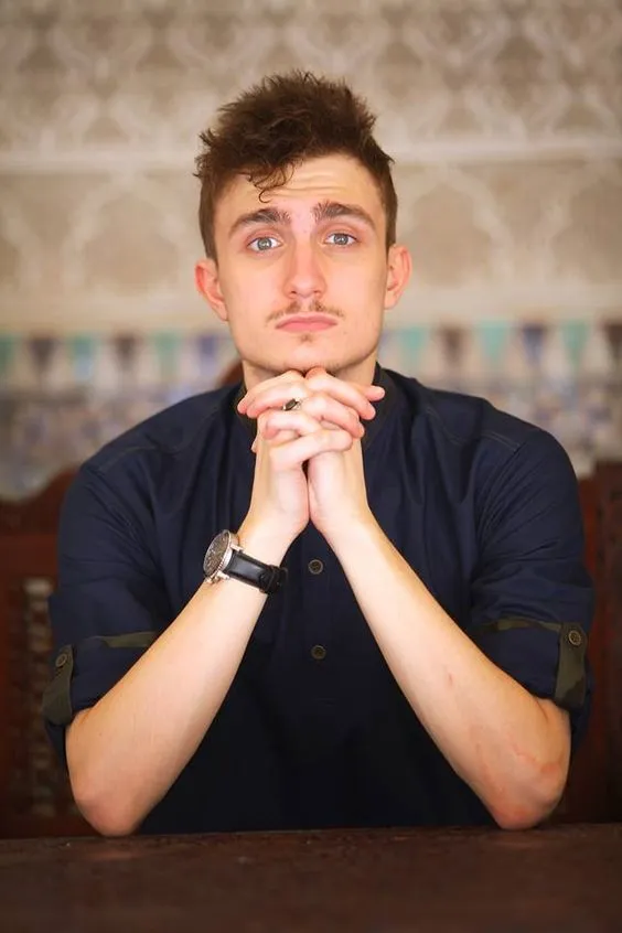 10 Gaya Fatih Seferagic, Hafiz Ganteng yang Bisa Buktikan Stylish dan Saleh Bisa Jalan Bareng 12