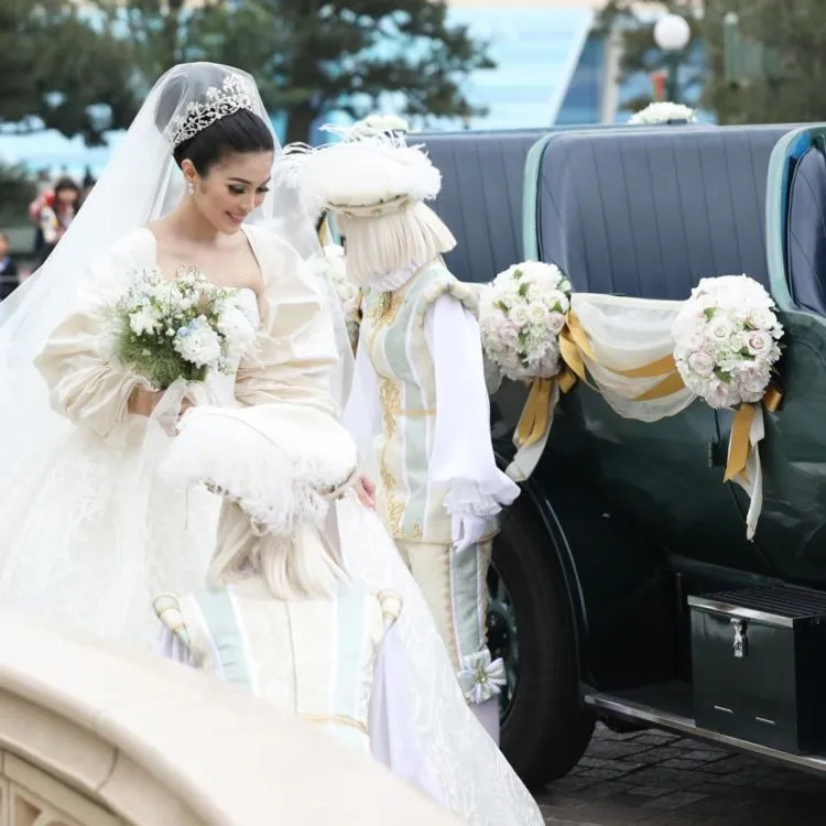 Inilah 20 Foto Resepsi Epik Sandra Dewi dan Pangerannya di Disneyland, Laksana Negeri Dongeng! 27