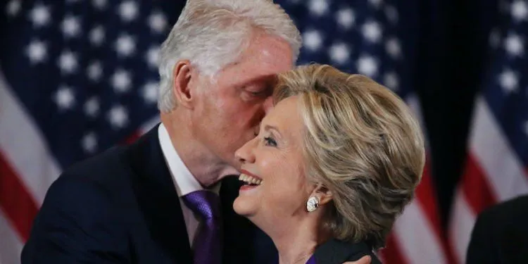Hillary Clinton Boleh Kalah, Tapi Tatapan Suaminya Ini Seakan Berkata ‘That’s My Girl!’ Bikin Baper~ 4