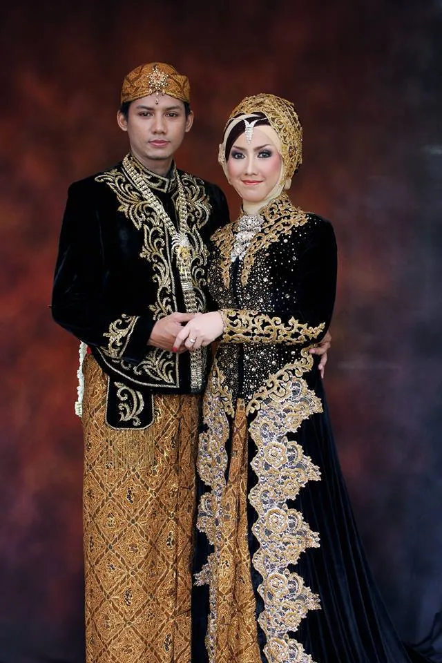 Meski Berhijab dan Tanpa Paes, 8 Inspirasi Pengantin Jawa Ini Layak Kamu Coba 14