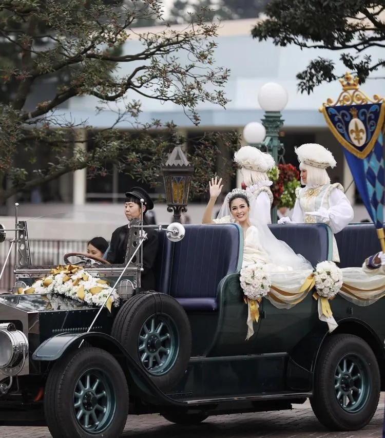 Inilah 20 Foto Resepsi Epik Sandra Dewi dan Pangerannya di Disneyland, Laksana Negeri Dongeng! 28