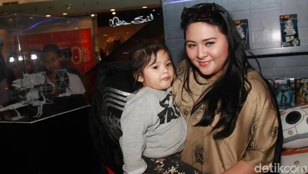 Tambun Bukan Alasan untuk Minder, Asal Kamu Ikuti Gaya 6 Artis yang Percaya Diri Ini 18