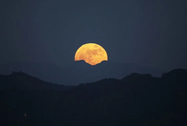 21 Foto Supermoon yang Menunjukan Keagungan Tuhan yang Maha Perkasa, Epik Kayak di Film-Film Fantasi 29
