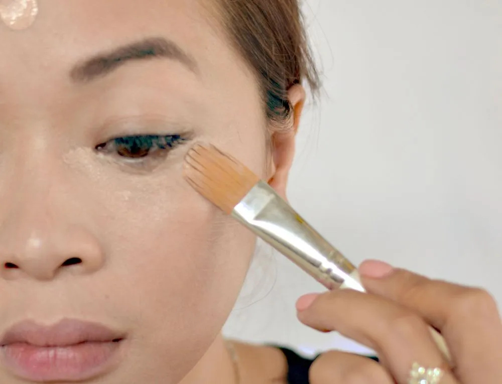 7 Produk Make Up Sederhana yang Harus Kamu Punya Kalau Mau Cantik Natural 9 Pakai BB cream tipis-tipis