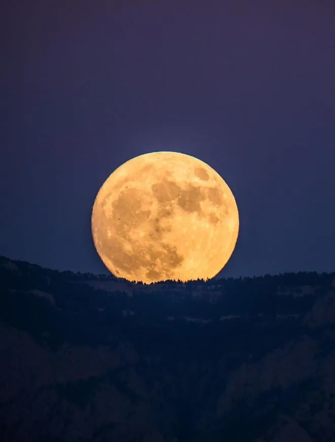 21 Foto Supermoon yang Menunjukan Keagungan Tuhan yang Maha Perkasa, Epik Kayak di Film-Film Fantasi 21