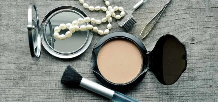 5 Plus Minus dari Bedak Padat dan Bedak Tabur. Mana Sih yang Lebih Cocok Untukmu? 10