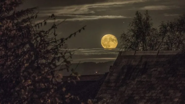 21 Foto Supermoon yang Menunjukan Keagungan Tuhan yang Maha Perkasa, Epik Kayak di Film-Film Fantasi 30