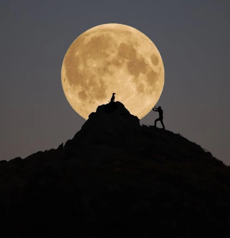 21 Foto Supermoon yang Menunjukan Keagungan Tuhan yang Maha Perkasa, Epik Kayak di Film-Film Fantasi 28