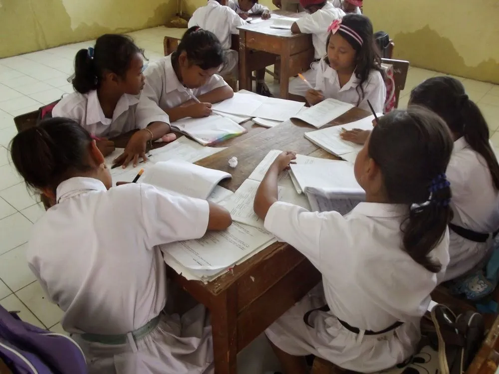 5 Perbedaan Guru Zaman Dulu dan Guru Zaman Sekarang. Sedih Kalau Lihat Perkembangan Pendidikan! 6
