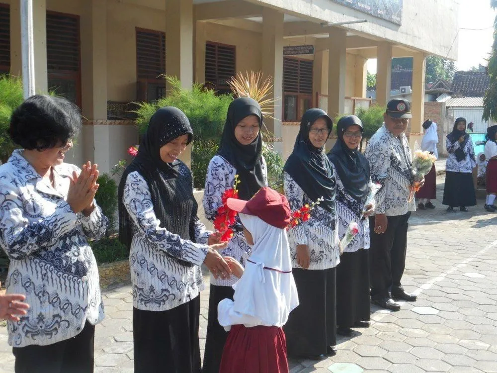 5 Perbedaan Guru Zaman Dulu dan Guru Zaman Sekarang. Sedih Kalau Lihat Perkembangan Pendidikan! 8