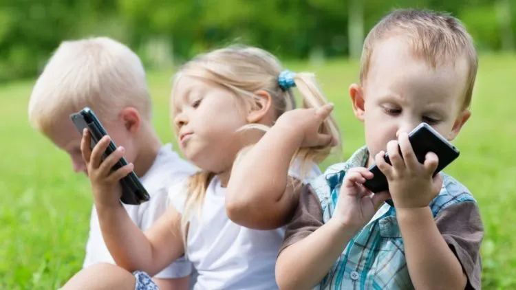 8 Kebiasaan Orangtua yang Nggak Disadari Bikin Anak Tumbuh Kurang Cerdas. Hati-hati Ya 11