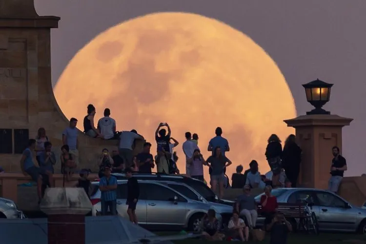21 Foto Supermoon yang Menunjukan Keagungan Tuhan yang Maha Perkasa, Epik Kayak di Film-Film Fantasi 23