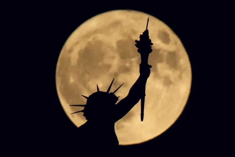 21 Foto Supermoon yang Menunjukan Keagungan Tuhan yang Maha Perkasa, Epik Kayak di Film-Film Fantasi 23