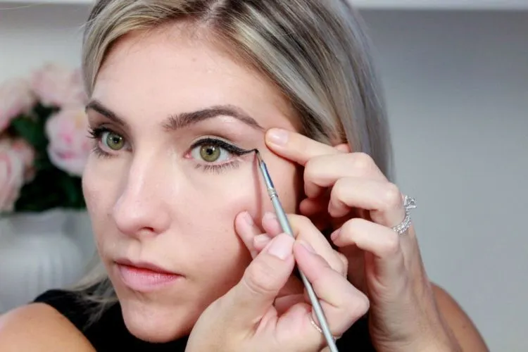 Ternyata, Aturan Dasar Selfie yang Bagus Ada di 7 Trik Make-Up Ini. No Edit, No Filter! 12