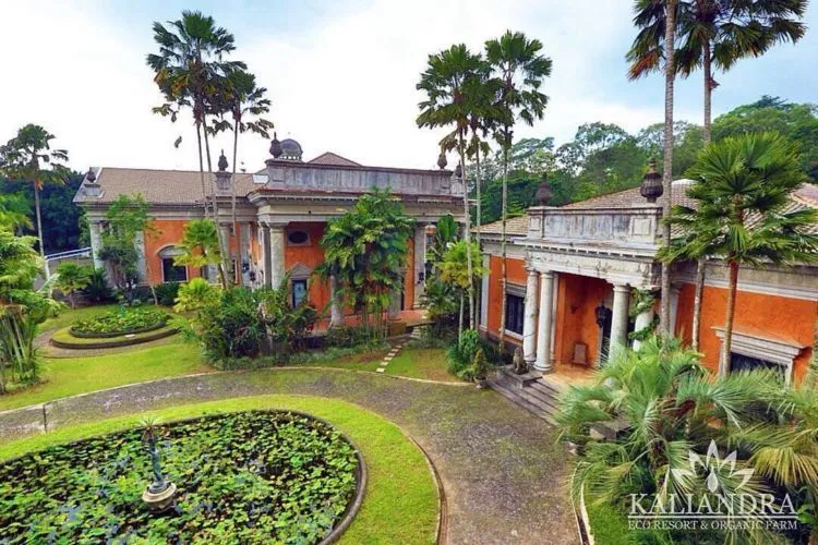Ada Istana Eropa di Lereng Gunung Arjuno. Nggak Nyangka Ada Bangunan Begini di Hutan Pasuruan! 9