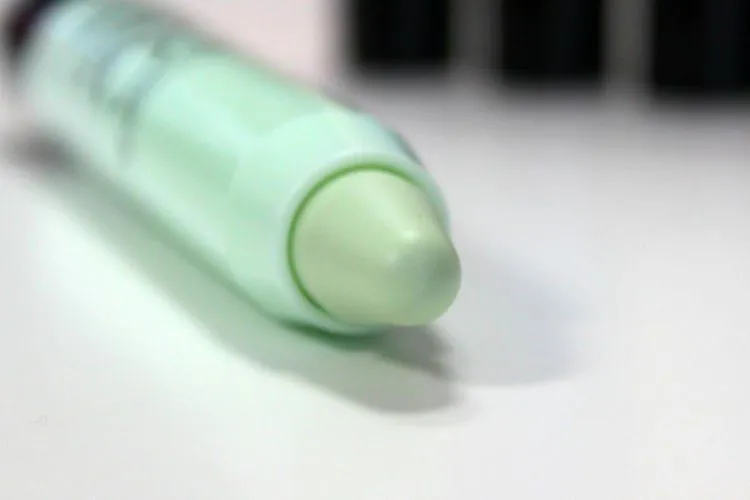 Bukan BB Cream atau Concealer, 6 Produk Make-Up Ini Lebih Ampuh Menyamarkan Jerawatmu! 10