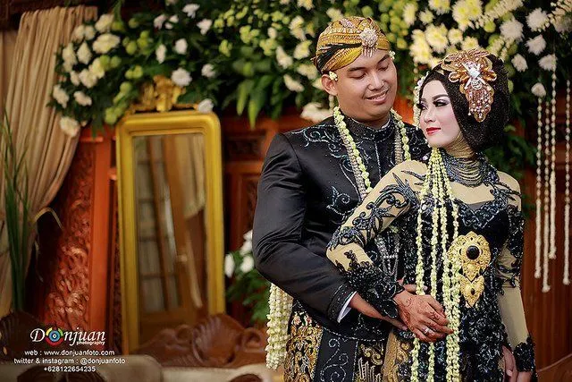 Meski Berhijab dan Tanpa Paes, 8 Inspirasi Pengantin Jawa Ini Layak Kamu Coba 13