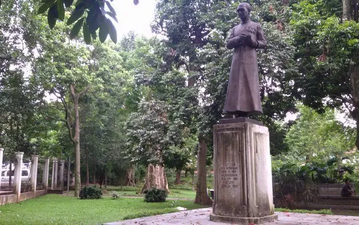 Kisah Patung Pastor Verbraak di Taman Maluku, Bandung. Pernah Mengalami Kejadian Seram di Sana? 7